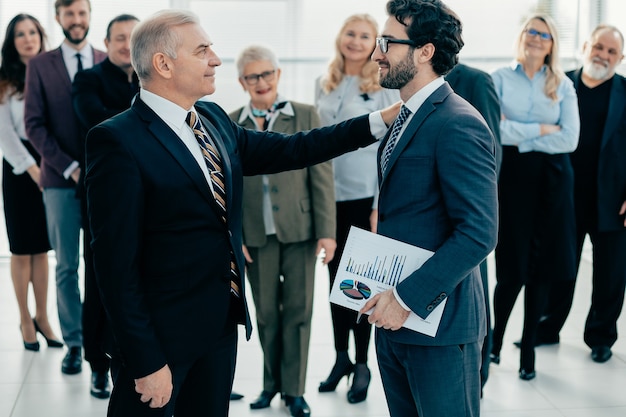 Manager félicitant le meilleur employé lors de la réunion