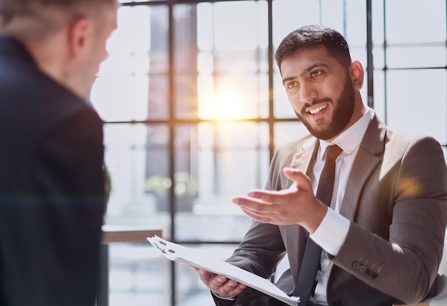 Manager interrogeant un candidat au bureau