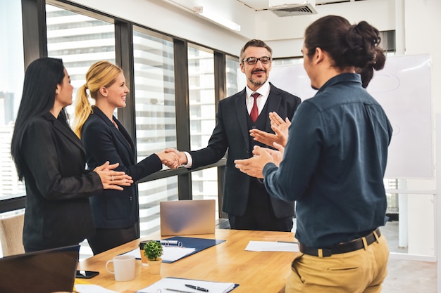 Manager rencontre l'équipe commerciale planifiant le marketing d'entreprise vers le succès, Félicitations pour la réussite de votre entreprise.