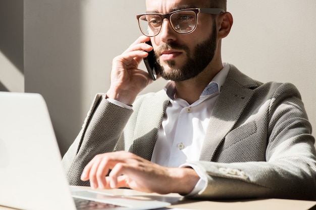 Manager travaillant au bureau