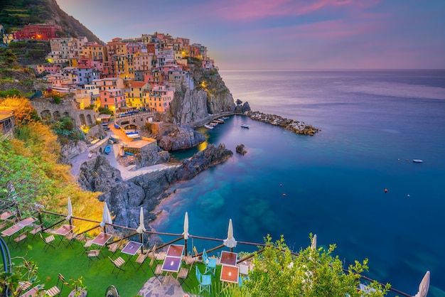 Manarola, paysage urbain coloré sur les montagnes au-dessus de la mer Méditerranée dans les Cinque Terre Italie Europe