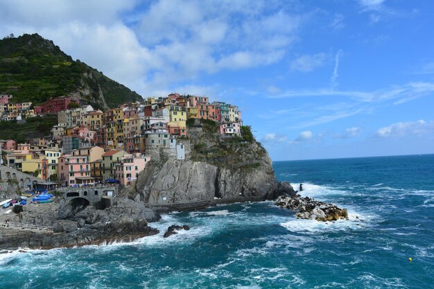 Manarola sur le rivage contre le ciel