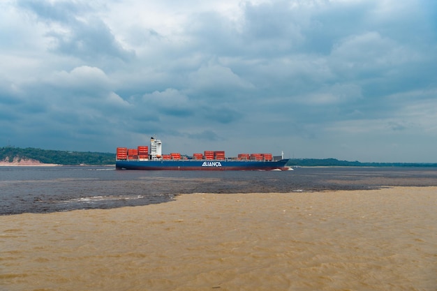 Manaus Brésil 4 décembre 2015 barge cargo Alianca avec conteneurs