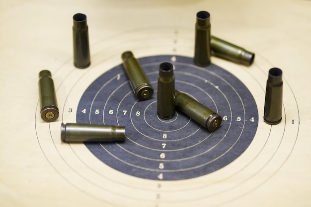 Manches d'arme de la balle du pistolet à la cible en papier, arrière-plan