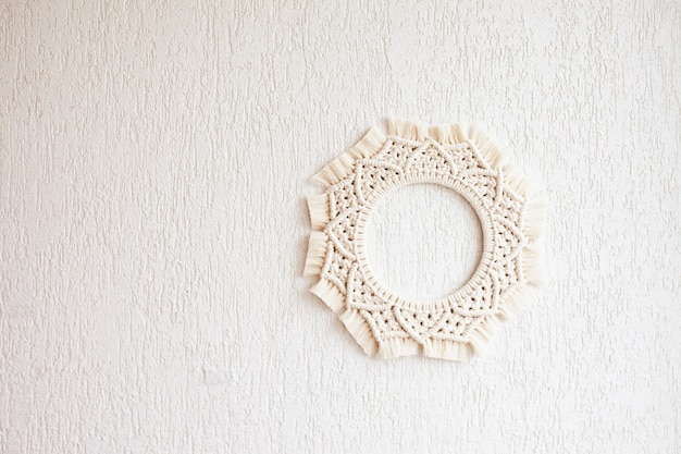 Mandala en macramé. Couronne de macramé sur fond blanc. Fil de coton naturel. Décor à la maison écologique. Espace de copie