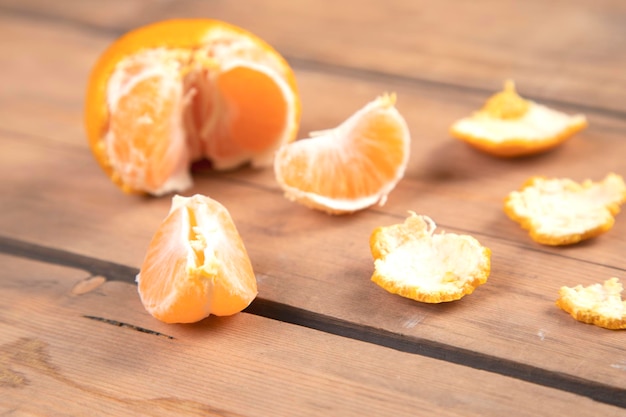 Mandarin sur la table en bois