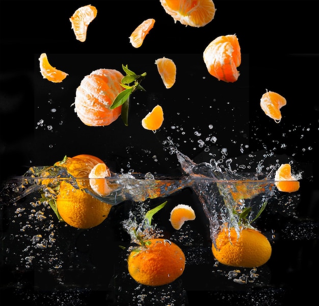 Mandarine avec bulles immergées dans l'eau avec fond noir Vitamine c