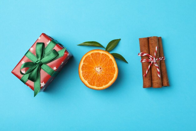 Mandarine, cannelle et coffret cadeau sur bleu