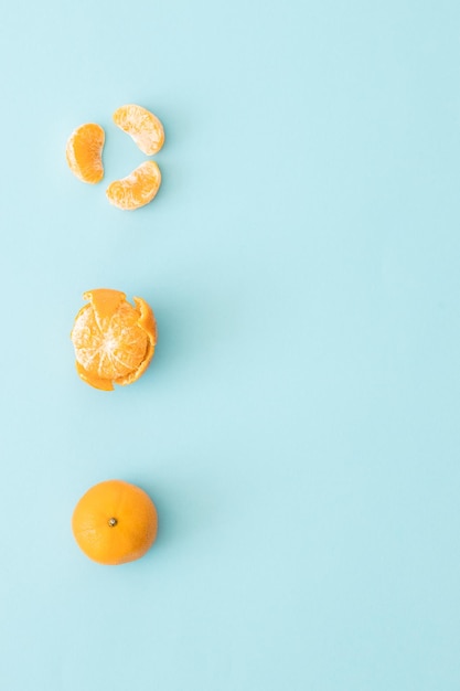 Mandarine clémentine sur fond bleu