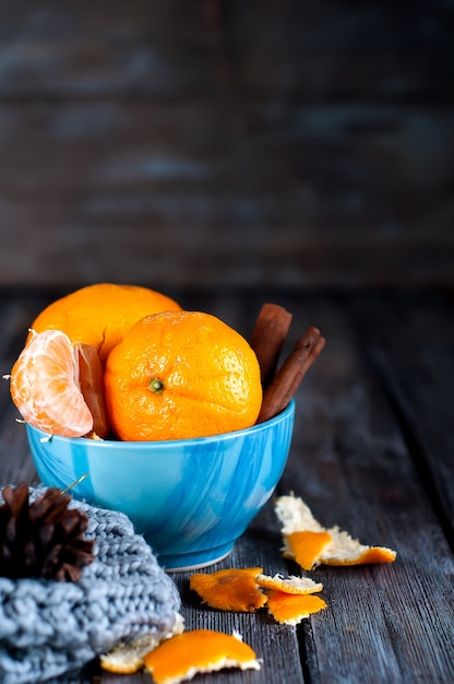 Photo mandarine en écharpe sur fond en bois