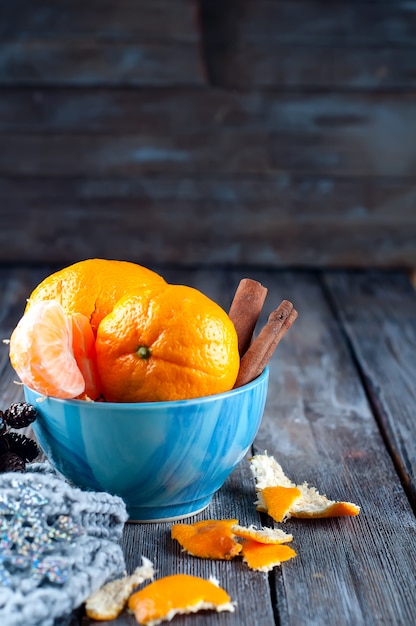 Mandarine en écharpe sur fond en bois