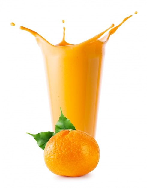 Mandarine et éclaboussures dans un smoothie ou un yogourt à la mandarine