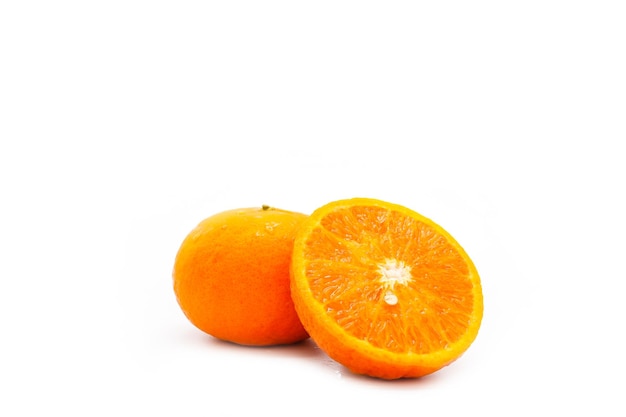 Mandarine entière et à moitié coupée sur fond blanc