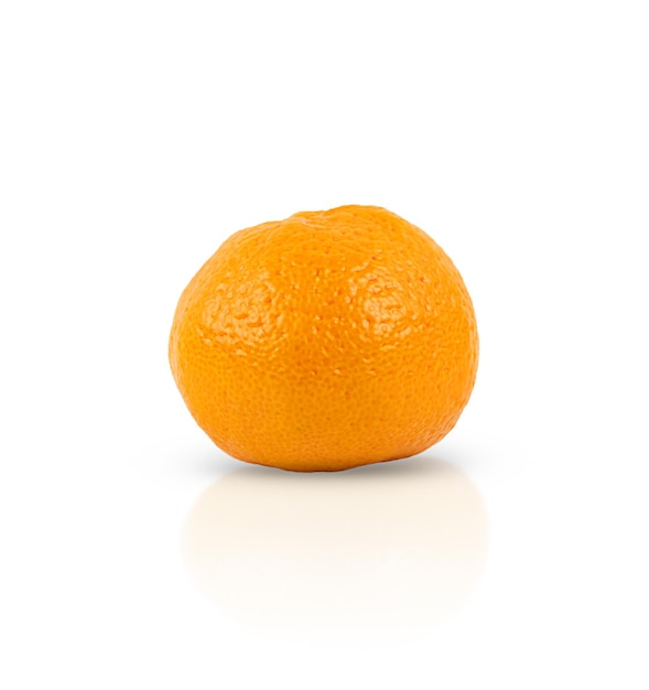 Une mandarine est isolée sur fond blanc