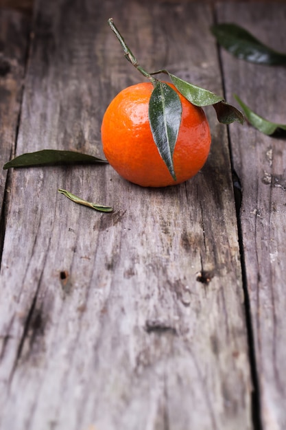 Mandarine avec des feuilles