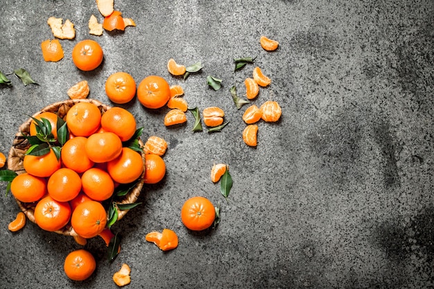 Mandarine fraîche dans le panier.