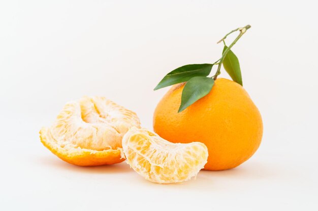 Mandarine fraîche sur fond blanc