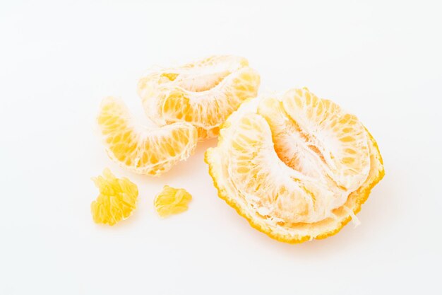 Mandarine fraîche sur fond blanc