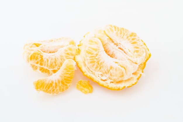 Mandarine fraîche sur fond blanc