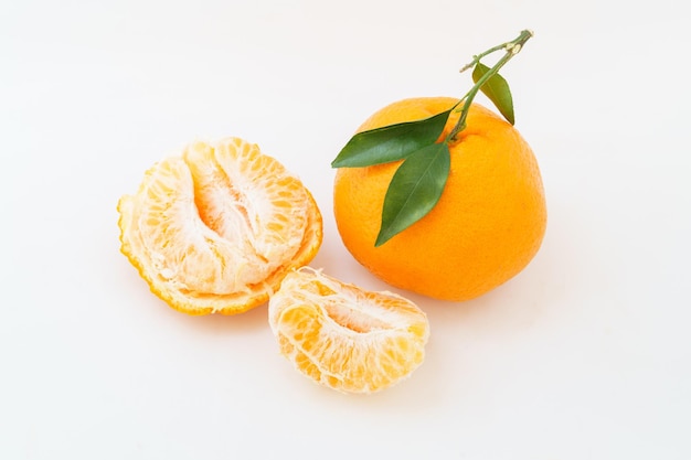 Mandarine fraîche sur fond blanc