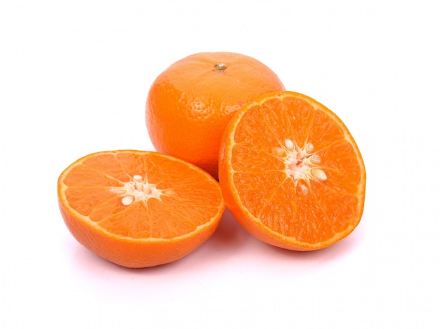 Mandarine isolé sur blanc