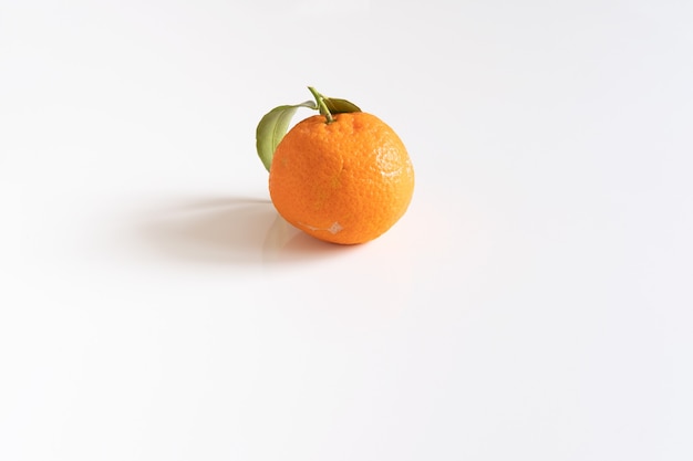 Une mandarine ou une mandarine avec une feuille verte