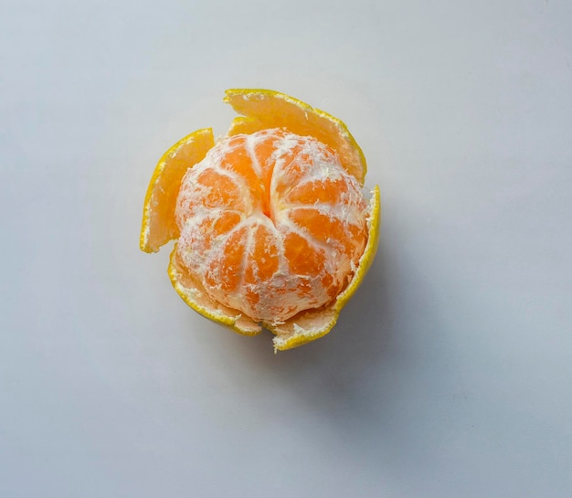 Mandarine ou mandarine pelée sur fond clair