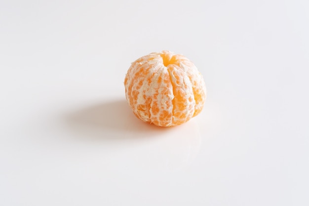 Une mandarine ou une mandarine pelée