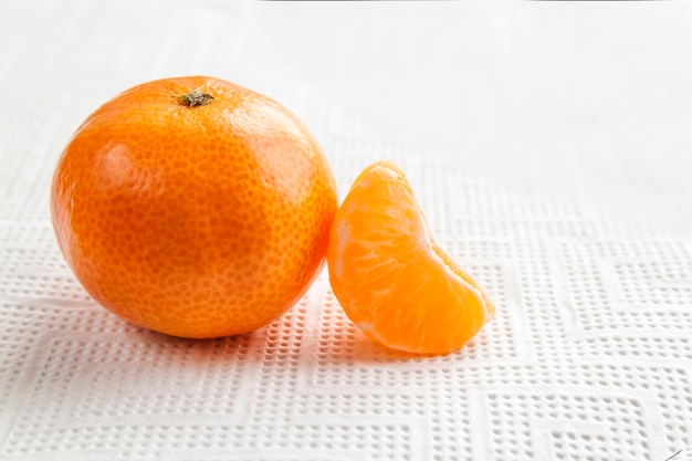 Mandarine ou mandarine avec tranche isolé sur fond blanc. Partie d'agrumes orange isolé sur blanc.