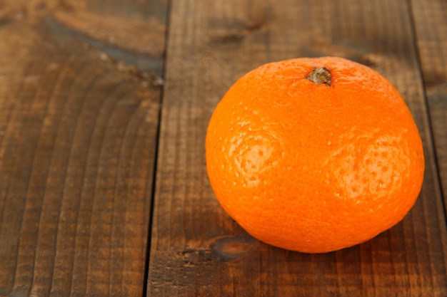 Mandarine mûre sur fond de bois