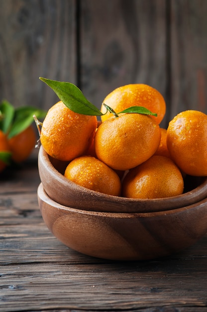 Mandarine orange douce sur la table en bois, mise au point sélective