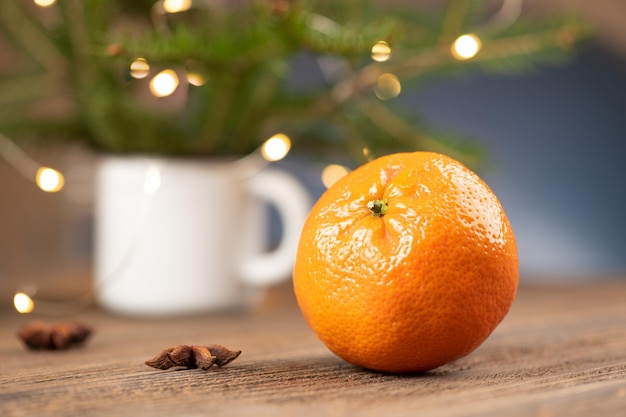 Mandarine et petit arbre de Noël sur le fond