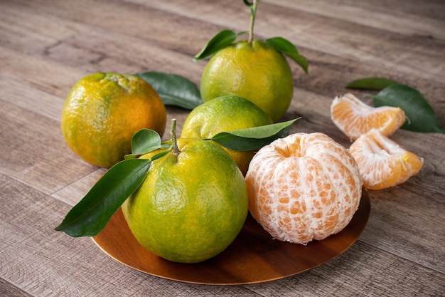 Mandarine verte fraîche mandarine avec des feuilles fraîches.