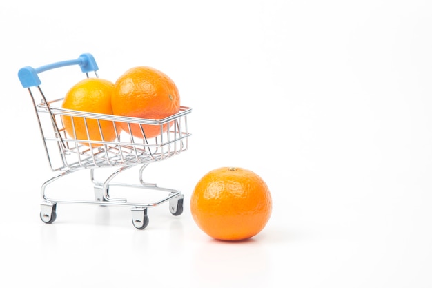 Mandarines d'agrumes dans un panier d'épicerie de supermarché. vitamine alimentation saine