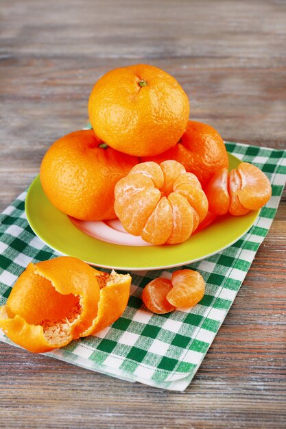 Mandarines en assiette sur table