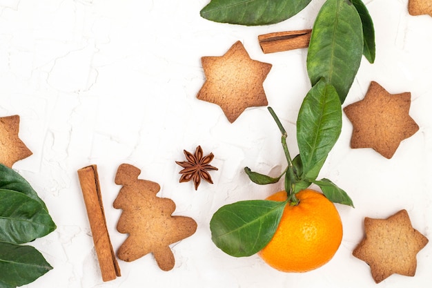 Mandarines aux feuilles vertes et biscuits