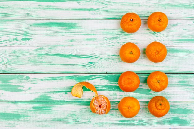 Mandarines sur un bois noir