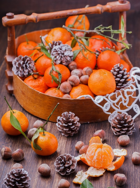 Mandarines en cadeau. décoration de Noël traditionnelle.