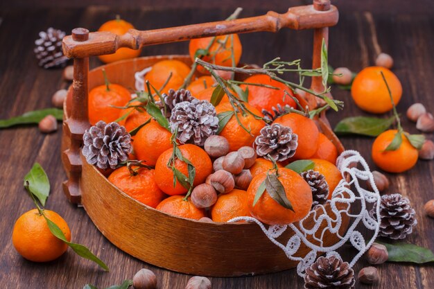 Les mandarines en cadeau. Décoration de Noël traditionnelle.