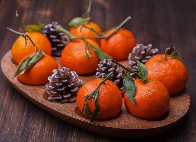 Les mandarines en cadeau. Décoration de Noël traditionnelle.