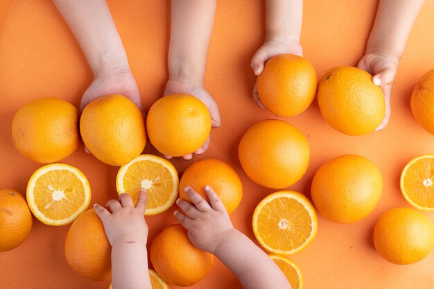 Les mandarines chez les enfants se bouchent sur les oranges