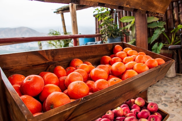 Mandarines dans un panier en bois sur un marché