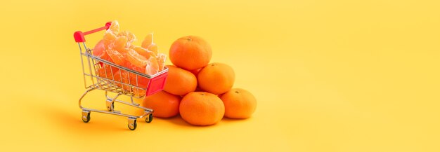 Mandarines dans un panier sur jaune