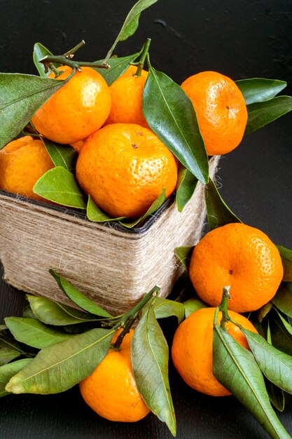 Mandarines dans un panier en osier.