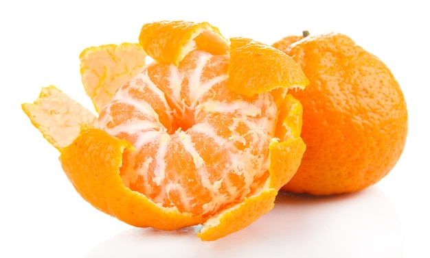 Mandarines douces mûres isolées sur blanc