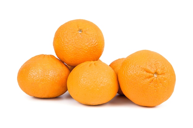 Mandarines entières sur fond blanc
