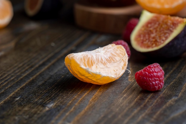 Mandarines épluchées sur la table