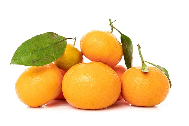 Mandarines avec feuille isolé sur fond blanc