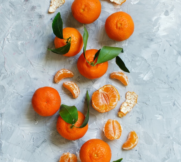 Mandarines avec des feuilles sur fond gris