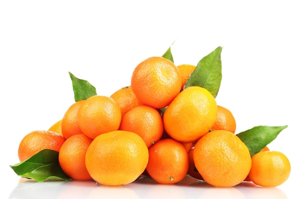 Mandarines avec des feuilles isolées sur blanc